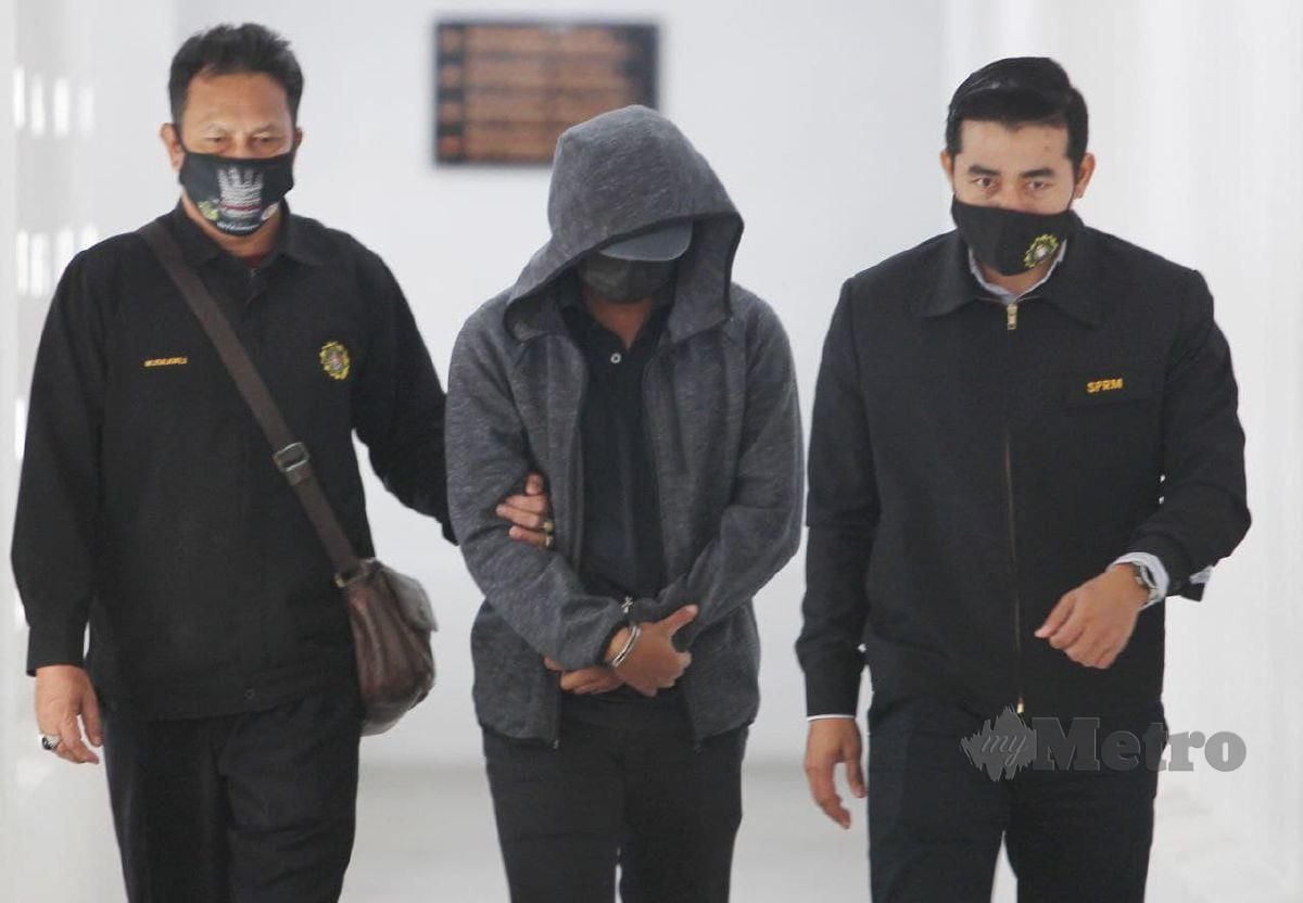 Seorang koperal polis, Ahmad Jefri Azizi Mohamad, 41, didakwa di Mahkamah Sesyen di sini hari ini atas pertuduhan menerima rasuah sebanyak RM1,000 daripada seorang wanita warga Thailand, tahun lalu. di Tasek Raja, Bandar Baru Pasir Mas. FOTO NIK ABDULLAH NIK OMAR