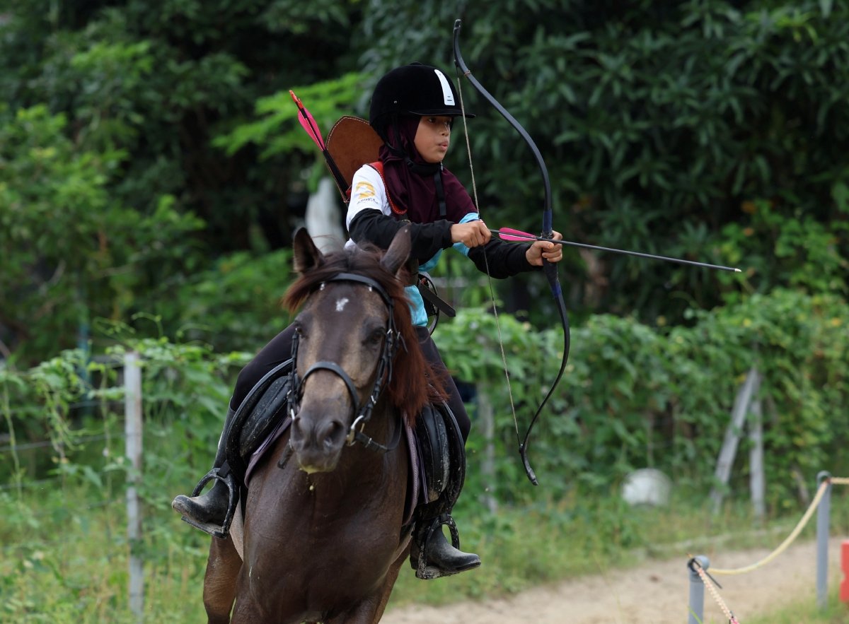 Penunggang kuda cilik, Heba Nusaybah Ahmad Mu'az, 10, menunjukkan aksi   memanah berkuda ketika ditemui fotoBernama baru-baru ini. FOTO BERNAMA