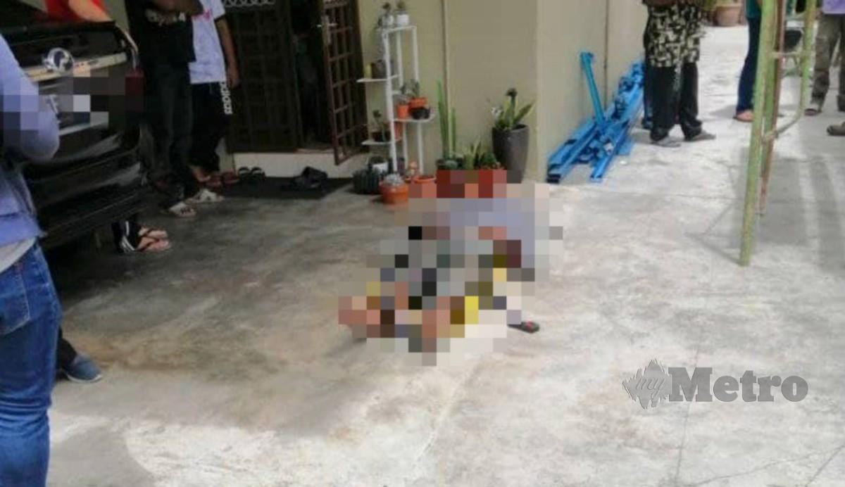 Mayat lelaki yang ditemui terbaring di atas bumbung sebuah rumah di Lorong Pauh, Derga dipercayai terkena renjatan elektrik. FOTO IHSAN BOMBA