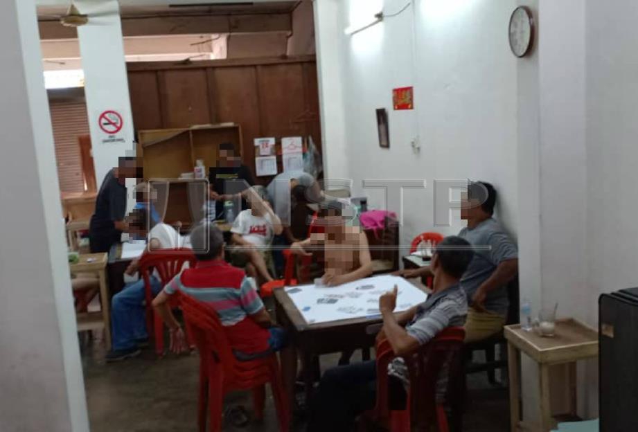DUA lelaki warga emas berusia 78 dan 77 tahun antara lapan individu diberkas polis di dalam bangunan rumah kedai yang dijadikan 'kasino mini' di Jalan Melor, Bukit Mertajam. FOTO Ihsan PDRM