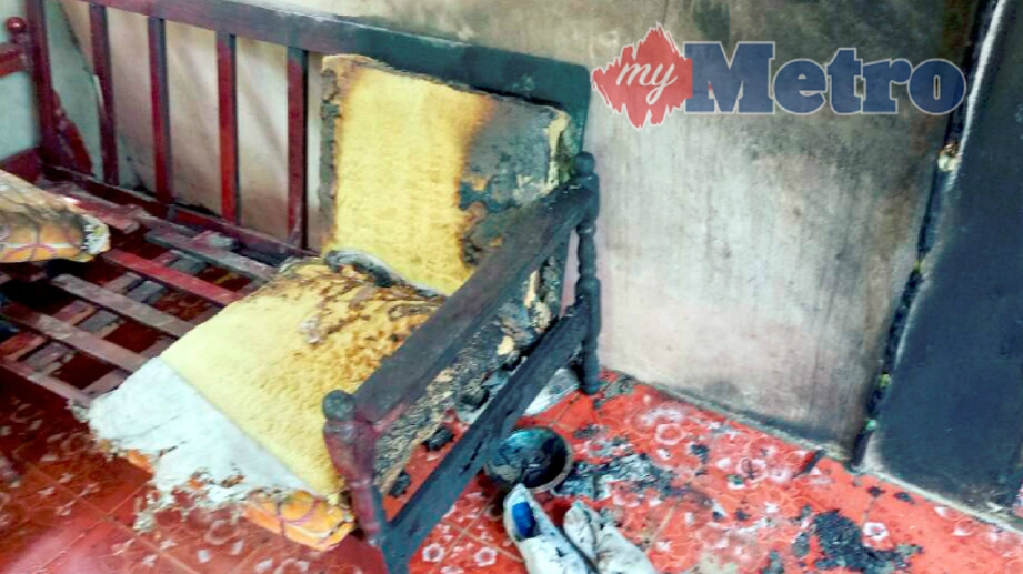 KERUSI dan pintu rumah bapa pengadu terbakar selepas dibaling botol berisi petrol. FOTO Ihsan PDRM