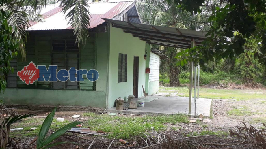 RUMAH kosong yang dipercayai tempat Azmee Elias ditemui oleh penduduk di Kampung Bintang, Peserai, Batu Pahat, Johor. FOTO Essa Abu Yamin