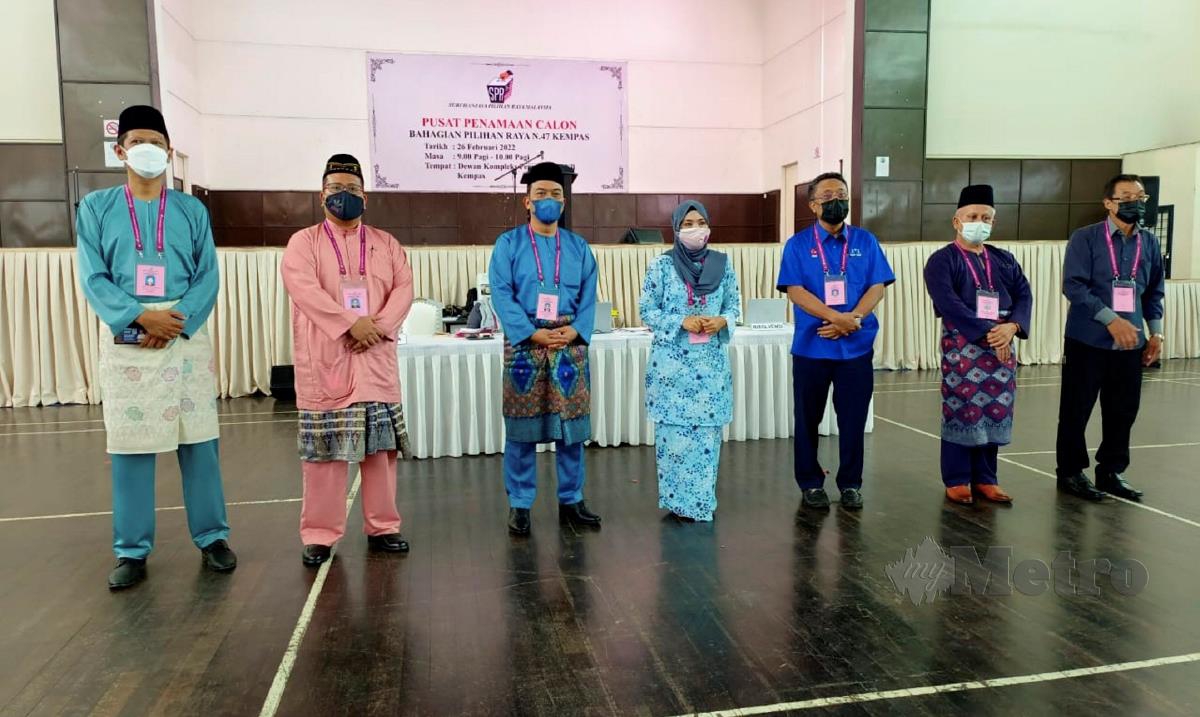 Tujuh calon PRN Johor bagi kerusi N47 Kempas bergambar selepas menghantar borang penamaan calon di Pusat Penamaan Calon di Dewan Kompleks Perumahan TNB Kempas di sini hari ini. FOTO Mary Victoria Dass