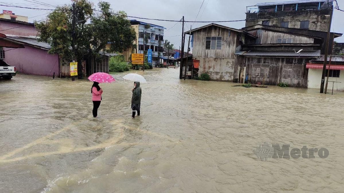 Suasana banjir di Kampung Cabang Tiga, Rantau Panjang, di sini, hari ini. FOTO SYAHERAH MUSTAFA