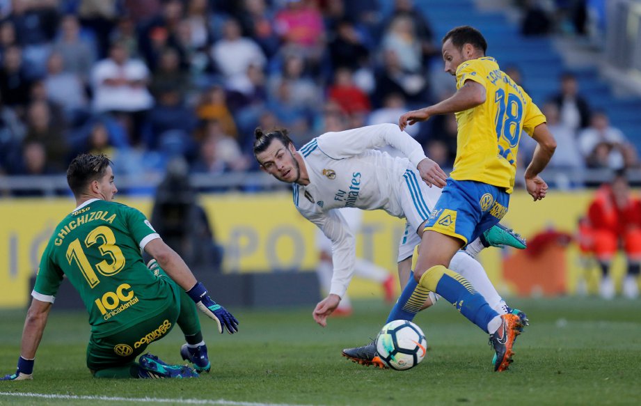 BALE (tengah) bantu Real Madrid benam Las Palmas. - Foto REUTERS