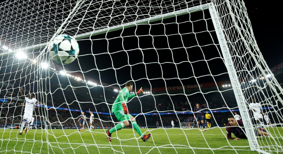 KURZAWA ketika menjaringkan gol keempat PSG.  FOTO/REUTERS 