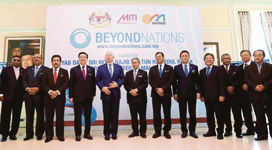 NAJIB bersama   Mustapa (tengah) dan ahli  NEC  selepas melancarkan Kempen 'Beyond Nations' di Bangunan Perdana Putra, semalam    