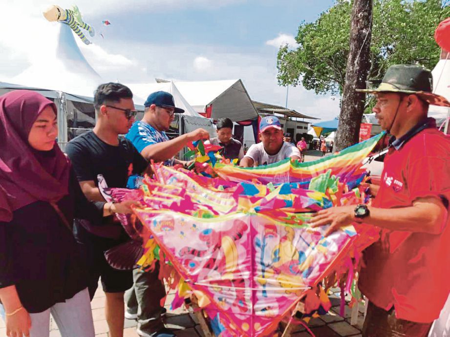  PENIAGA melayan pengunjung Festival Sedunia Layang-Layang 2018.