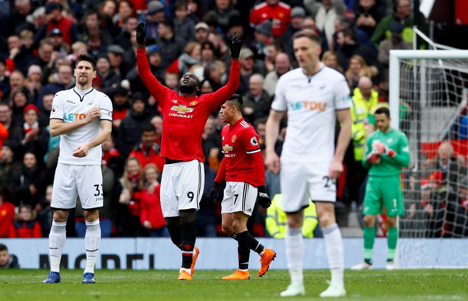 LUKAKU (dua dari kiri) rai gol pertama United. - Foto REUTERS