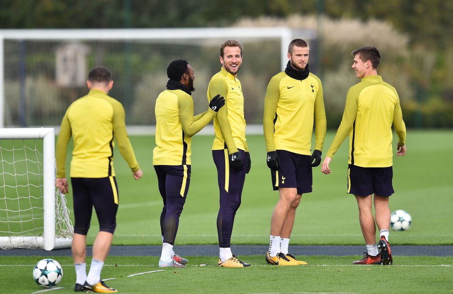 PENYERANG Spurs Harry Kane (tengah) kembali berlatih bersama rakan sepasukan. FOTO/AFP 