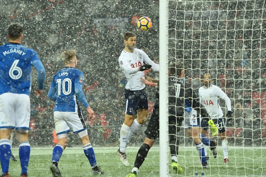 LLORENTE (tengah) menanduk masuk gol keempat Spurs. - FOTO AFP
