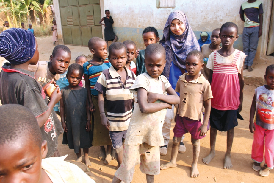 WAN Nurul Amierah bersama kanak-kanak dalam Program MyCorps di Uganda. FOTO/NSTP 