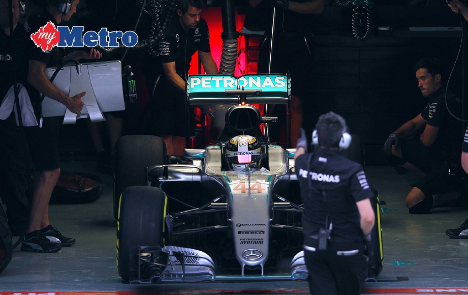 PELUMBA pasukan Mercedes AMG Petronas, Lewis Hamilton, ketika sesi kelayakan Formula 1 Petronas Malaysia Grand Prix 2016 di Litar Antarabangsa Sepang. FOTO Mohamad Shahril Badri Saali