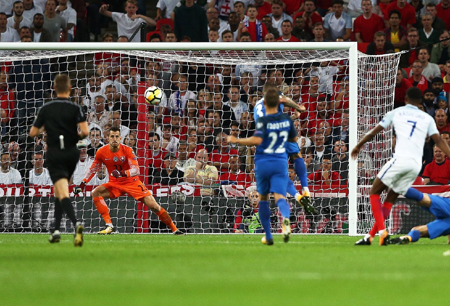  RASHFORD (kanan) jaring gol kemenangan England menewaskan Slovakia 2-1 di Wembley. -Foto EPA