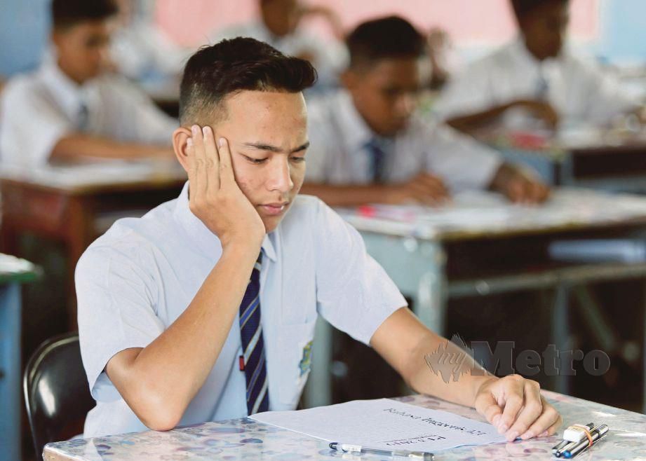 PELAJAR  Sekolah Menengah Kebangsaan Syed Omar  menjalani ujian bertulis  PT3. 