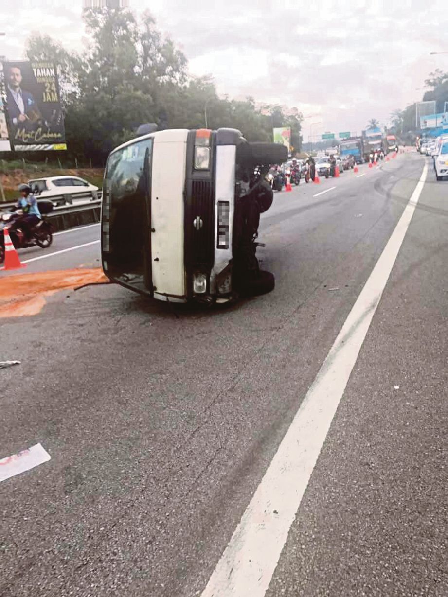 KEADAAN van yang dinaiki mangsa selepas terbabit kemalangan.