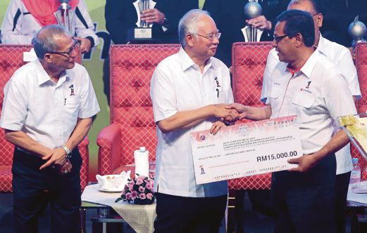  AZMI menerima Anugerah Perdana Menteri - Tokoh Mahir 2016 daripada Najib, semalam.