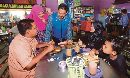 SUHAIMI (tengah) ditemani  Firyal (dua dari kiri) beramah mesra dengan pengundi di sebuah restoran di pekan Permatang Pauh.