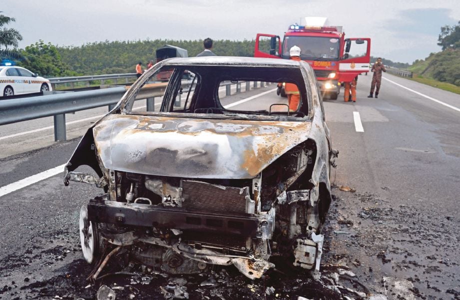 KEADAAN kereta mangsa terbakar selepas kemalangan di KM21.1 Lebuhraya Seremban-Port Dickson, semalam. 