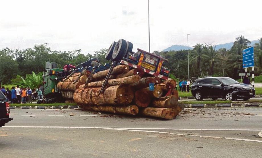 KEMALANGAN melibatkan sebuah kereta, SUV dan lori balak di Kilometer 31.3 simpang MRSM Lenggong.