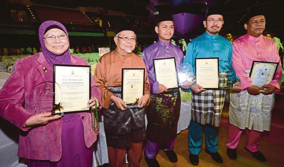 DARI kiri,  Aminah,  Md Sahari, Faris, Mustafar dan  Mukhyuddin   menunjukkan sijil yang diterima mereka sempena sambutan Maulidur Rasul Peringkat Negeri Selangor di Stadium Malawati,  Shah Alam, semalam. 