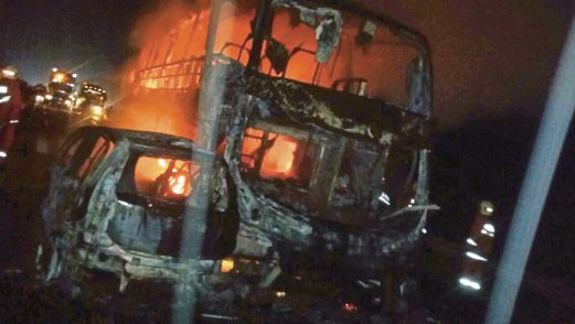 ANGGOTA bomba berusaha memadam kebakaran pada bas dan kereta yang terbabit dalam nahas, kelmarin.