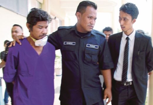 ANGGOTA polis mengiringi Mamat selepas dia gagal membayar denda di Mahkamah Majistret, semalam.