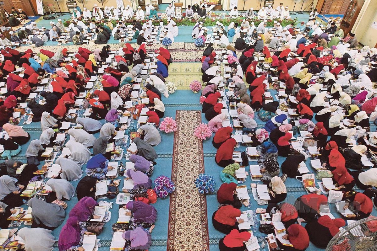 SAMBUTAN Maulidur Rasul diraikan di negara kita dengan pelbagai pengisian antaranya majlis khatam al-Quran. FOTO Arkib NSTP