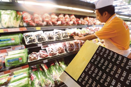 KAKITANGAN AEON Big di Wangsa Maju meletakkan tanda harga 0% GST pada beberapa barangan yang tidak dikenakan cukai. 