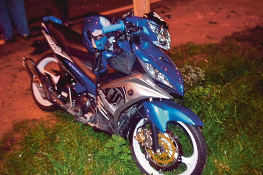 KEADAAN motosikal mangsa selepas terbabit kemalangan. 