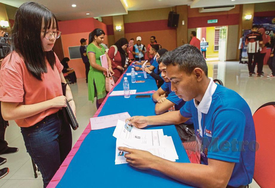  GELAGAT pelajar ketika sesi pendaftaran pelajar baru Universiti Putra Malaysia (UPM).