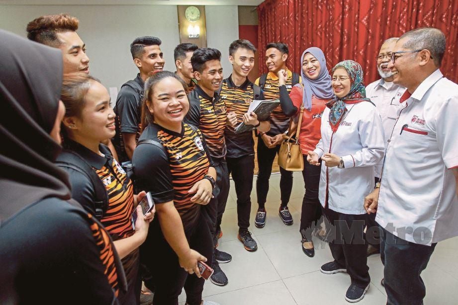 NAIB Canselor Universiti Putra Malaysia (UPM), Prof Datin Dr Aini Ideris (dua dari kanan) beramah mesra dengan  atlet negara yang mendaftar sebagai pelajar baru.