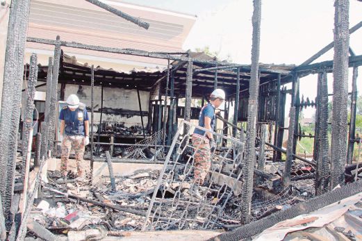 UNIT Forensik bomba memeriksa rumah Sabri yang musnah terbakar,  semalam.
