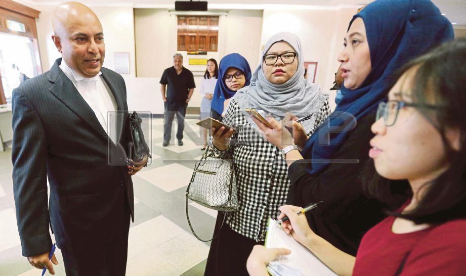 HARIHARAN bersama pengamal media selepas sesi pengurusan kes UMNO di Mahkamah Tinggi Kuala Lumpur, semalam.