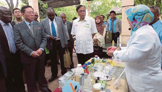 ISMAIL Sabri (kanan) bersama waki kedutaan ke Malaysia melihat demo membuat sabun daripada herba tempatan.