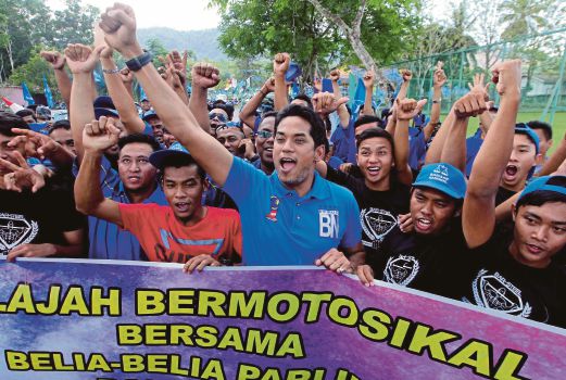 KHAIRY (tengah)  bersama jentera Pemuda UMNO ketika hadir pada Sukan Rakyat di Bandar Bukit Ibam. 