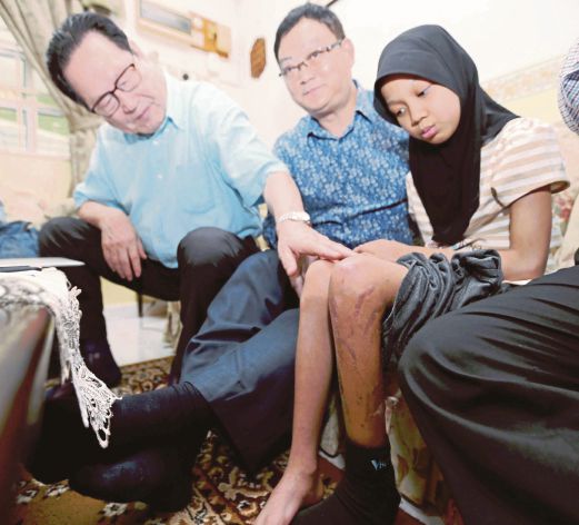 PENGERUSI Hospital Fuda di Guangzhou, China, Dr Xu Ke Cheng (kiri) bersama Pengerusi Persatuan Kasih Sayang Kekeluargaan Pulau Pinang, Datuk H'ng Ban Choon (dua kiri) melihat kaki Airin yang menghidap  kanser fibrosarcoma.