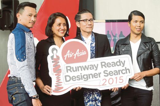 AIREEN (dua dari kiri), Tan (dua dari kanan) pada AirAsia Runway Ready Designer Search 2015. 