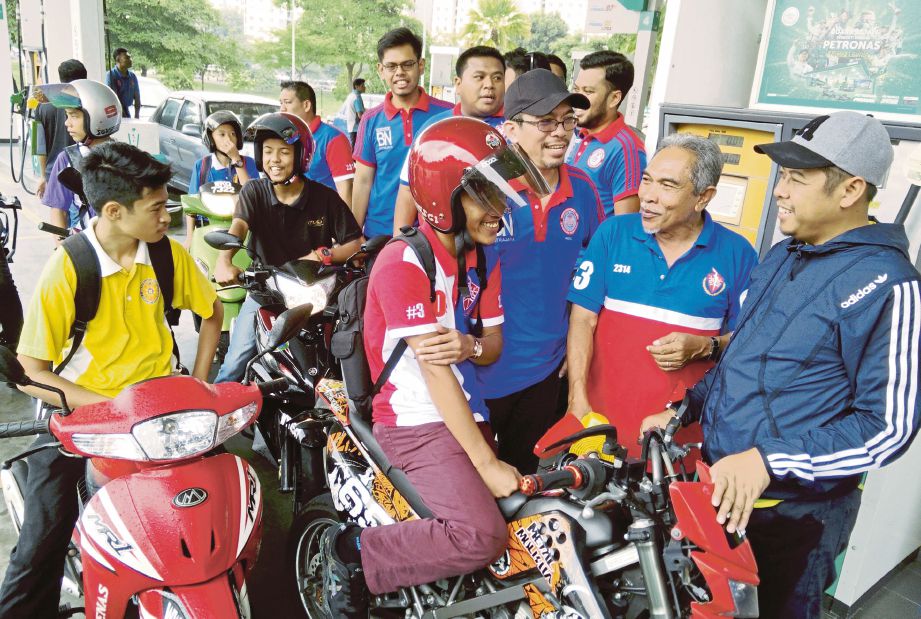 penunggang mendapat minyak percuma di Putrajaya, semalam.