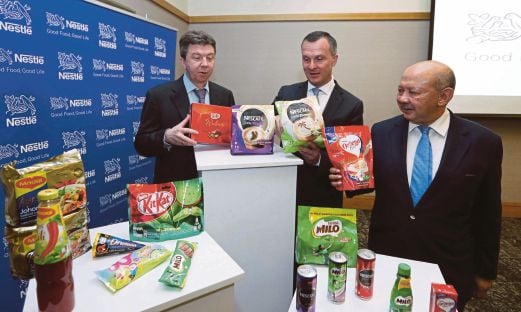 Hofbauer (tengah) dan Syed Zainol (kanan) bersama produk Nestle. 