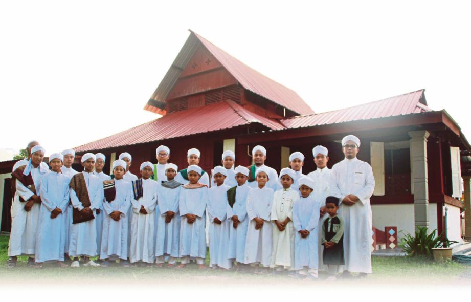 TENAGA pengajar bersama penuntut di Madrasah Tahfiz Al-Yamani Gunung Pasir, Kuala Pilah. 