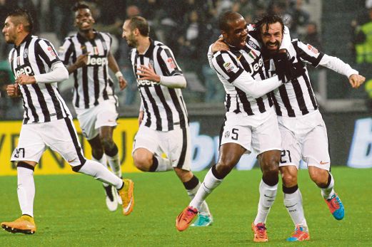 PIRLO (kanan) dipeluk rakan sepasukan selepas meledak gol kemenangan Juve.