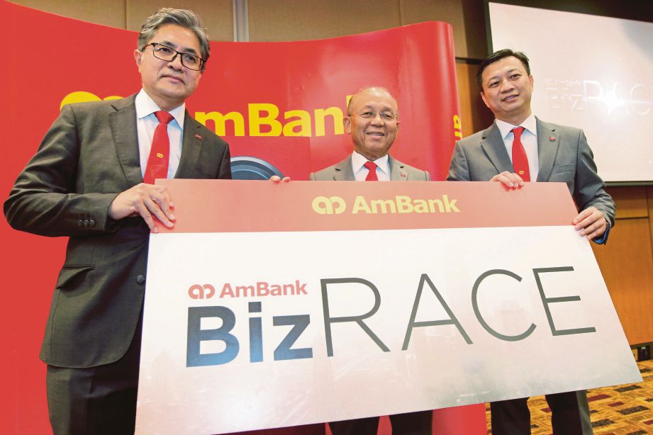 SULAIMAN (kiri) bersama Pengerusi AmBank, Tan Sri Azman Hashim (tengah) pada pelancaran AmBank BizRACE, semalam.