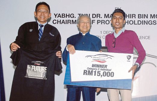 DR Mahathir (tengah) menyampaikan hadiah kepada pemenang pertama, Muhd Ismail Ibrahim sambil diperhatikan Abdul Harith.