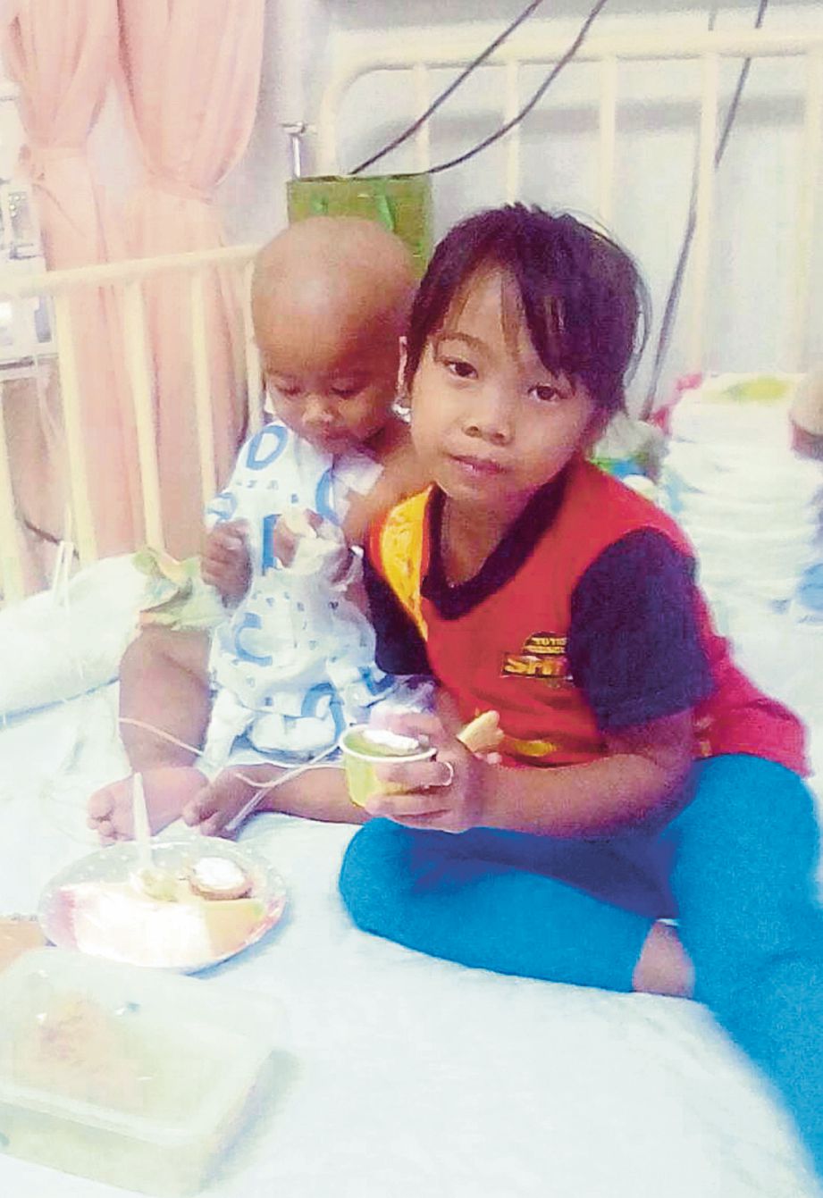  AILEYA Syafiera (kiri) yang menghidap penyakit kanser otot di samping kakaknya, Nurhafizah, 7,  menerima rawatan.