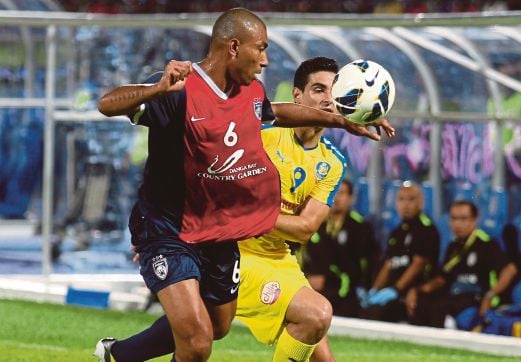 ANTONIO (kiri) cuba melepasi kawalan pemain Pahang pada aksi Piala Sumbangsih.