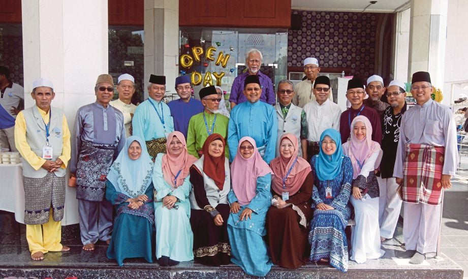 SUKARELAWAN pemandu pelancong Masjid Negeri Selangor. 