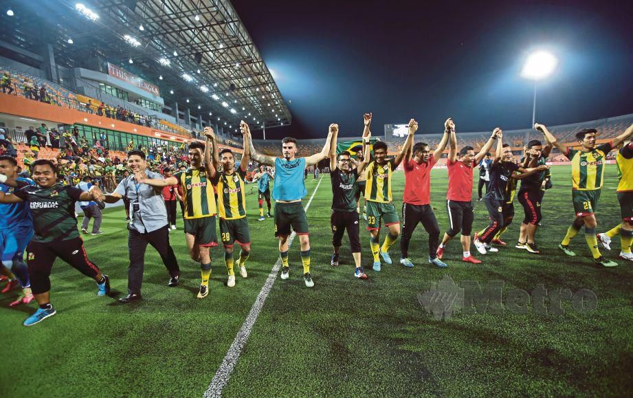 PEMAIN Kedah meraikan kemenangan selepas menewaskan FELDA United pada perlawanan separuh akhir kedua Piala FA di Stadium Tun Abdul Razak, Jengka. FOTO Muhammad Asyraf Sawal