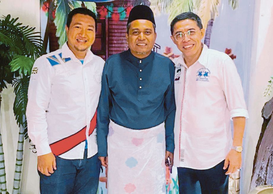 AMRIL Aiman (kiri) bersama Presiden Kelab Media Kelantan Darul Naim (KEMUDI), Azran Fitri Rahim (tengah) di Majlis Hari Raya Aidilfitri.