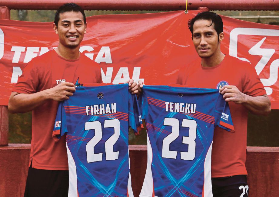 FIRHAN (kiri) dan Tengku Ahmad Tajuddin bersama jersi pasukan baru selepas berpindah dari pasukan Terengganu Hockey Team (THT). 